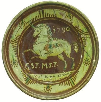 Teller mit Einhorn, Initialen, Jahreszahl 1790 und einem niederländischen Spruch.