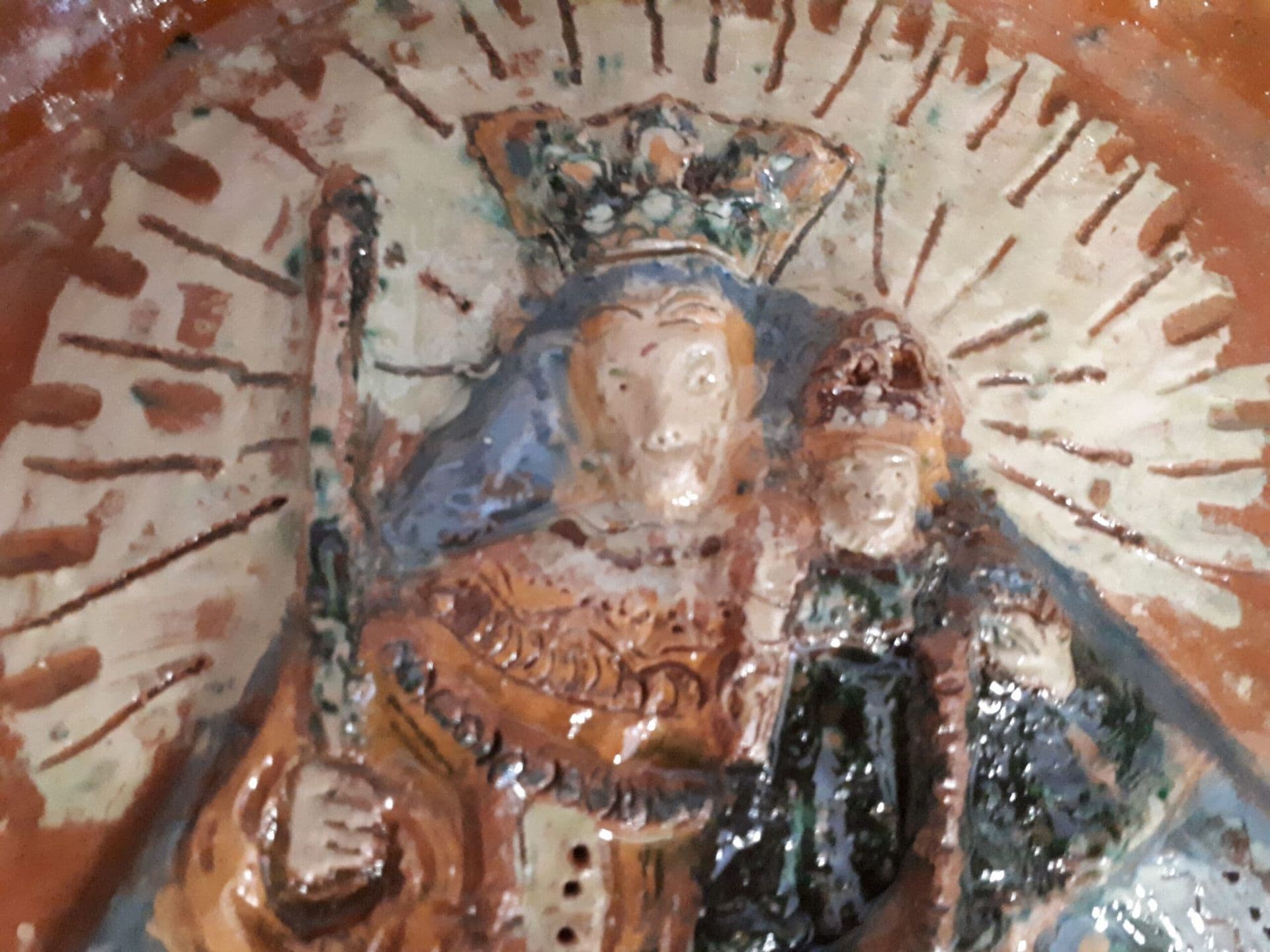 Detail des Tellerrands mit Blütenrelief und Ritzdekor.