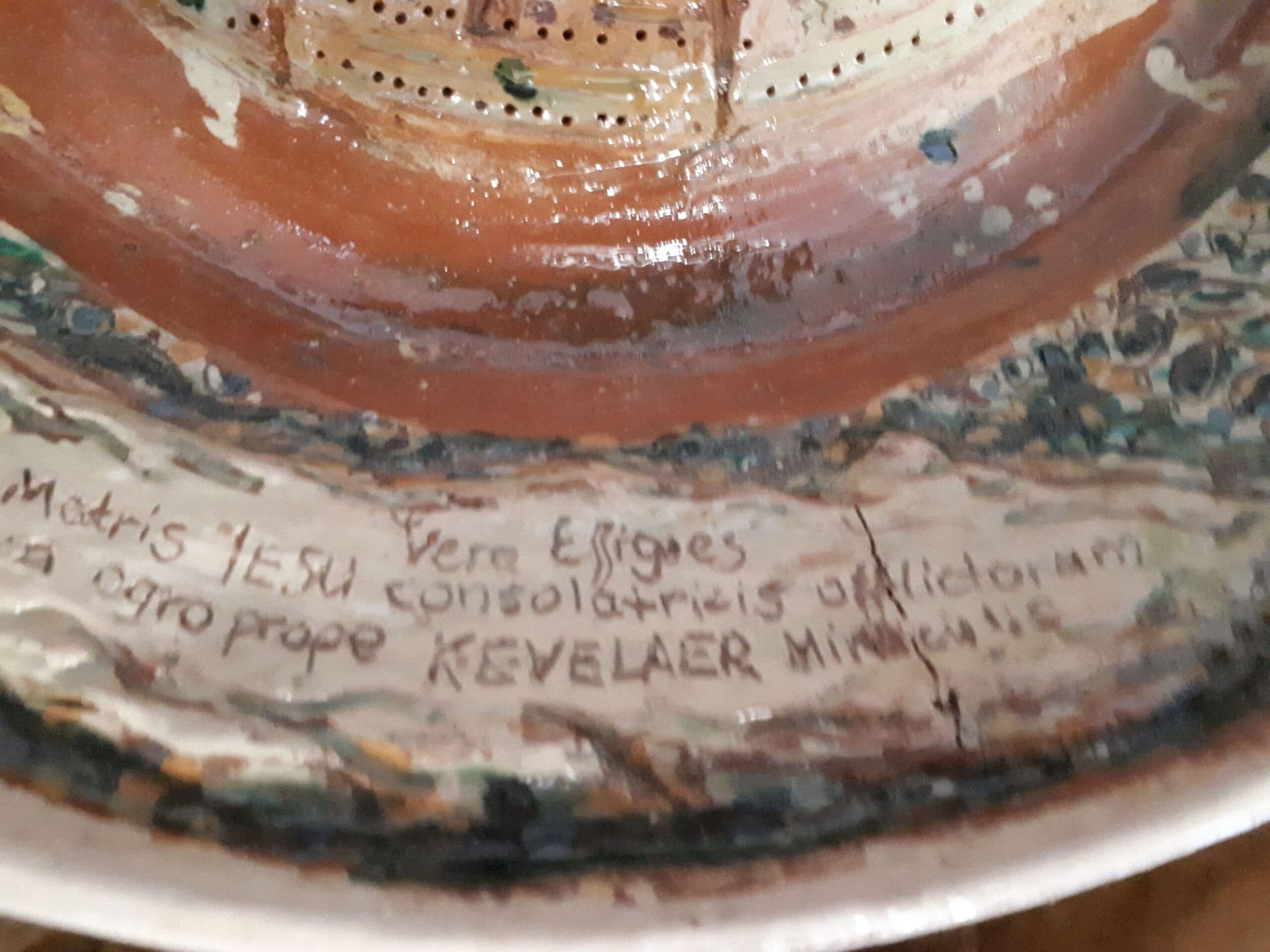 Weitere Detailansicht des Wandtellers mit Relief und Glasur.