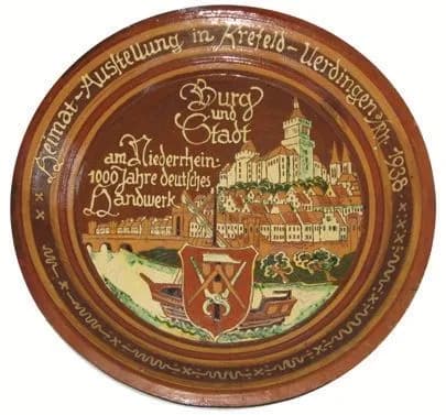 Teller zu einer Heimat-Ausstellung in Krefeld: Stadtansicht mit Burg und Wappen, umlaufende Schrift über 1000 Jahre Handwerk.