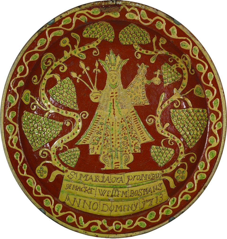 Tönisberger Teller von 1713 mit Marienfigur, Ornamenten und Inschrift, Ritzdekor auf rotbraunem Grund.