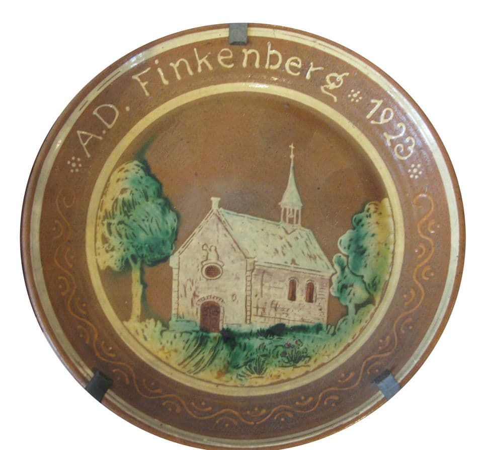 Teller mit Kapelle zwischen Bäumen und der Aufschrift „A.D. Finkenberg 1923“, Tönisberger Töpferei des 20. Jahrhunderts.