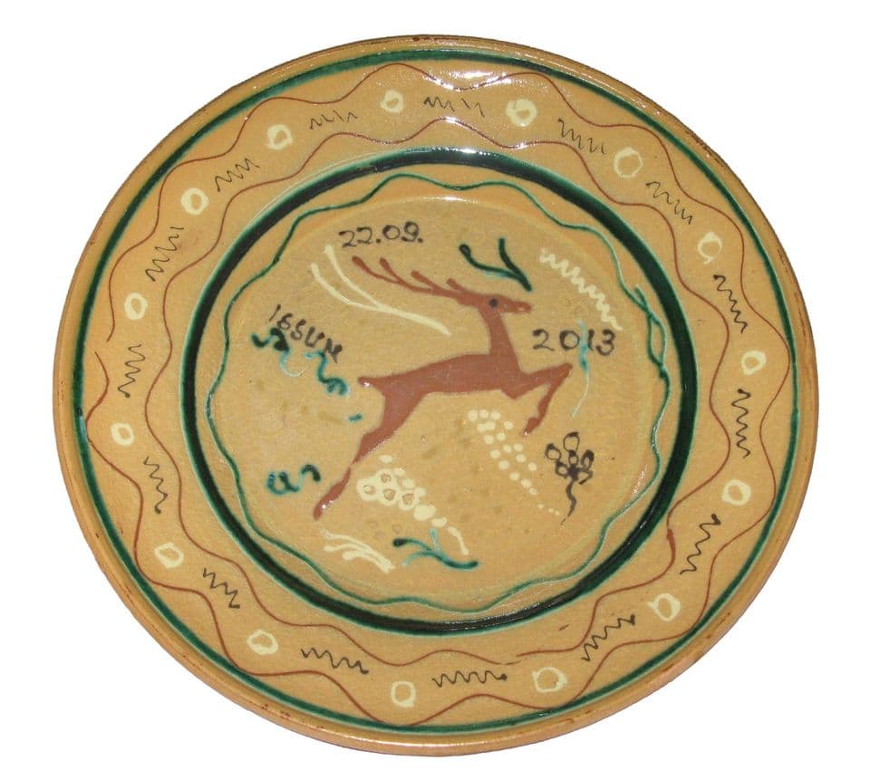 Teller mit springendem Hirsch, Ortsname und Jahreszahl 2013 im Spiegel, Rand mit Wellenlinien und feinen Ritzornamenten.
