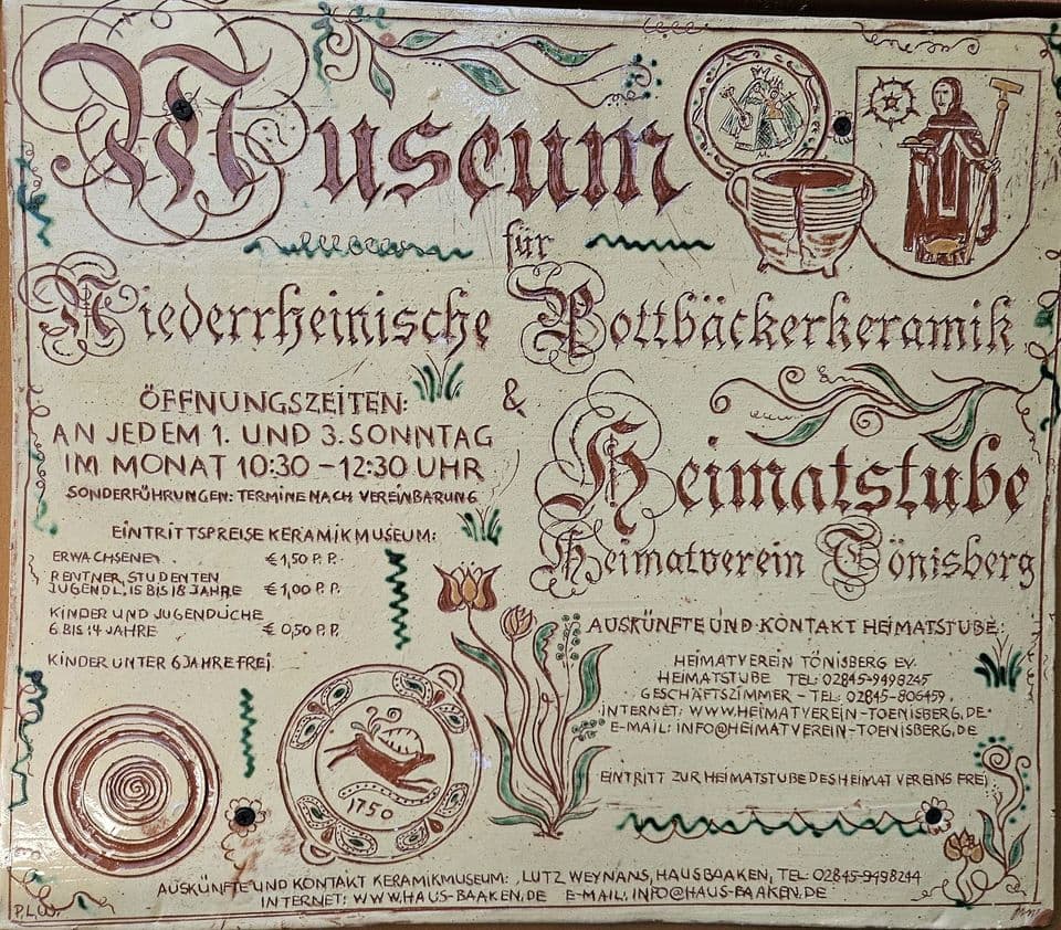 Keramikschild für das Museum für Niederrheinische Pottbäckerkeramik und die Heimatstube Tönisberg mit Öffnungszeiten, Schrift und Ornamenten in Braun und Grün.