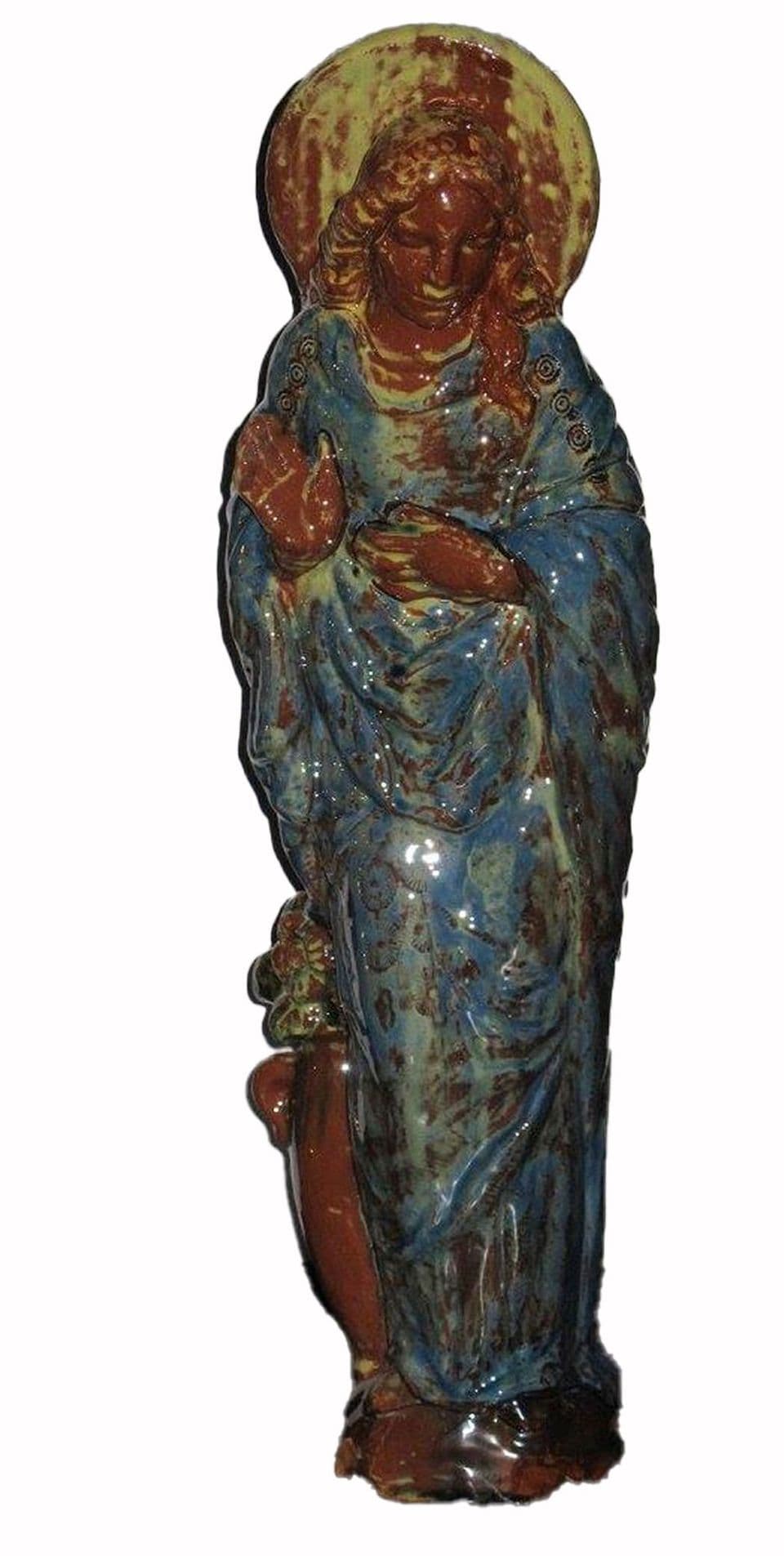 Madonna im Jugendstil: schlanke Figur mit Heiligenschein und erhobener Hand, Gewand in blau-grüner Glasur mit rotbraunen Partien.