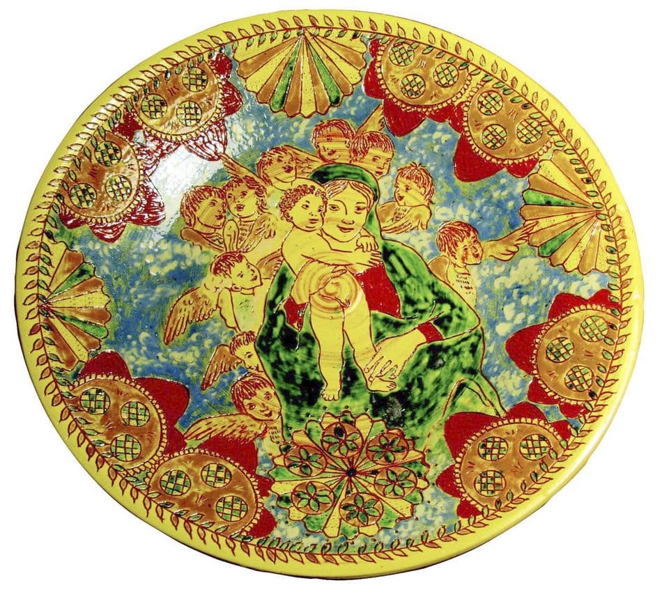 Teller mit Madonna und Engelsköpfen in bunten Engoben und Glasuren, Rand mit Rosetten in Ritztechnik.