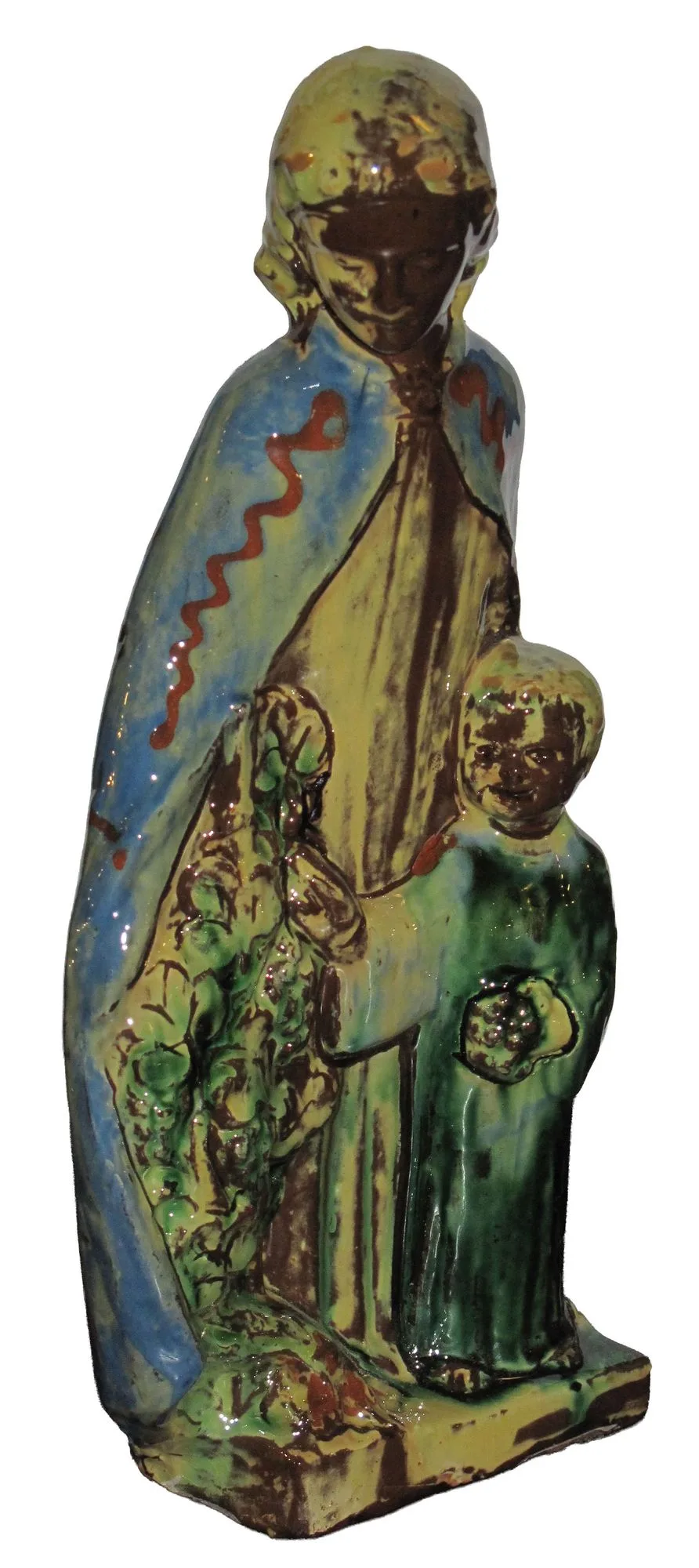 Farbig glasierte Figur einer Mutter in blauem Mantel, neben ihr ein Kind in grünem Gewand, seitlich Weinlaub mit Trauben.