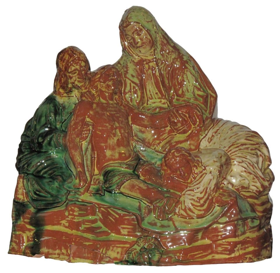 Pietà aus Irdenware: Maria hält den toten Christus, daneben zwei weitere Figuren, in Braun, Grün und Gelb glasiert.
