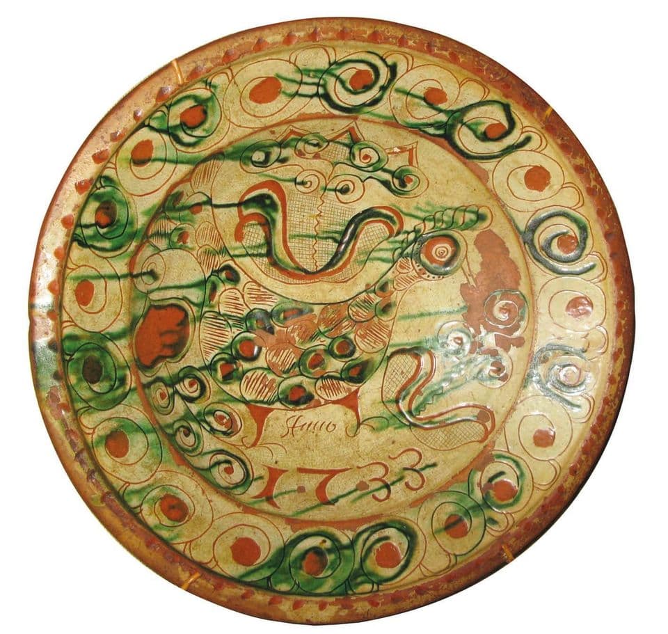 Tönisberger Schüssel von 1733 mit Tierdarstellung, grünem Springfederdekor und Ornamenten.