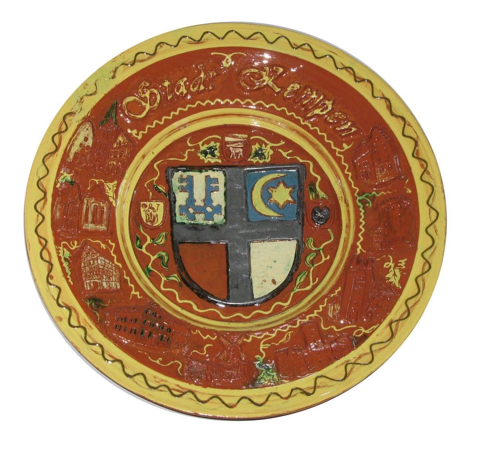 Teller mit farbigem Wappen der Stadt Kempen im Spiegel und dem Schriftzug „Stadt Kempen“ auf rotbraunem Rand.