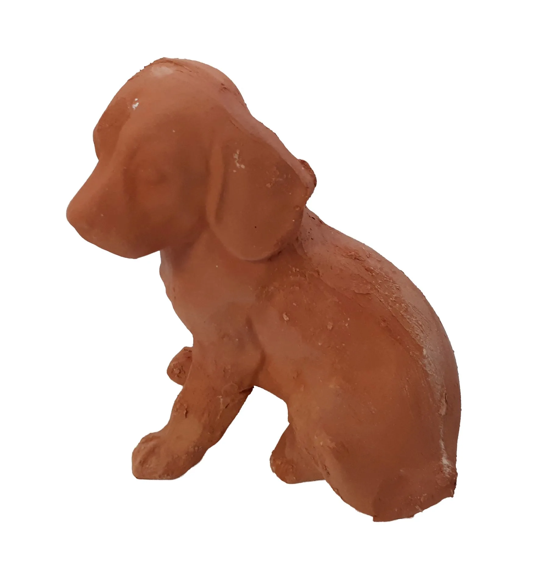 Sitzender Hundewelpe aus rot gebrannter Irdenware, seitlich.