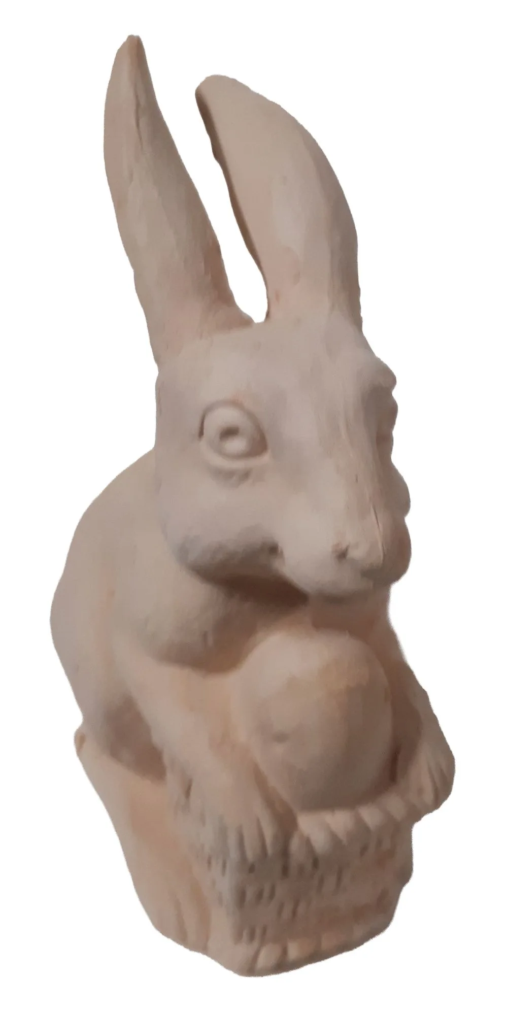 Sitzender Osterhase aus heller Irdenware, Vorderansicht.